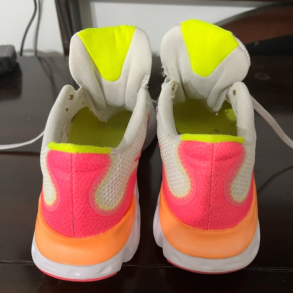 Nike used but good conditon! - Picture 2 of 4